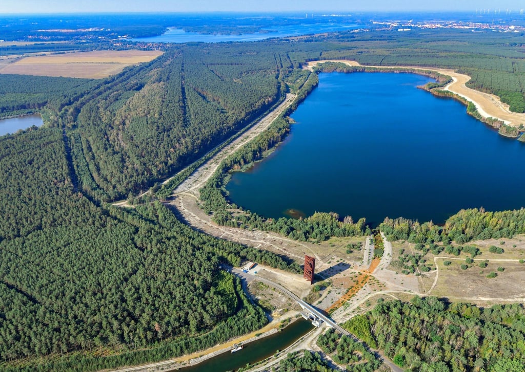 Blick auf einen Teil des Sedlitzer Sees aus einem Flugzeug - vorn im Bild der Aussichtsturm „Rostiger Nagel“.