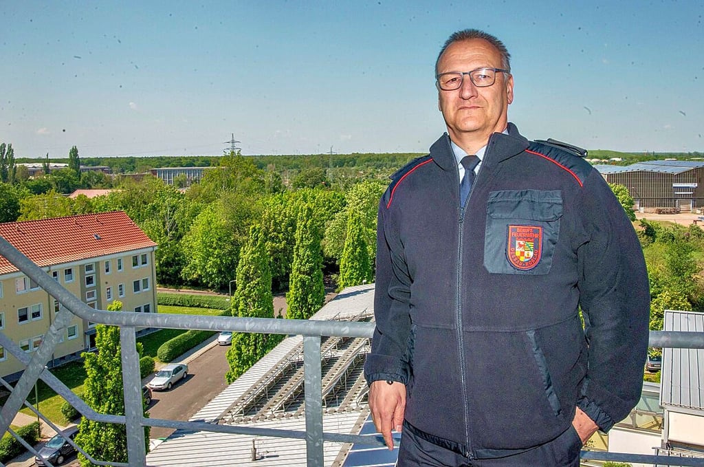 Feuerwehrchef Martin Müller auf dem Übungsturm der Feuerwehren in der Insbrucker Straße. Von hier aus sieht man, rings um Dessau-Roßlau gibt es viele Wälder.