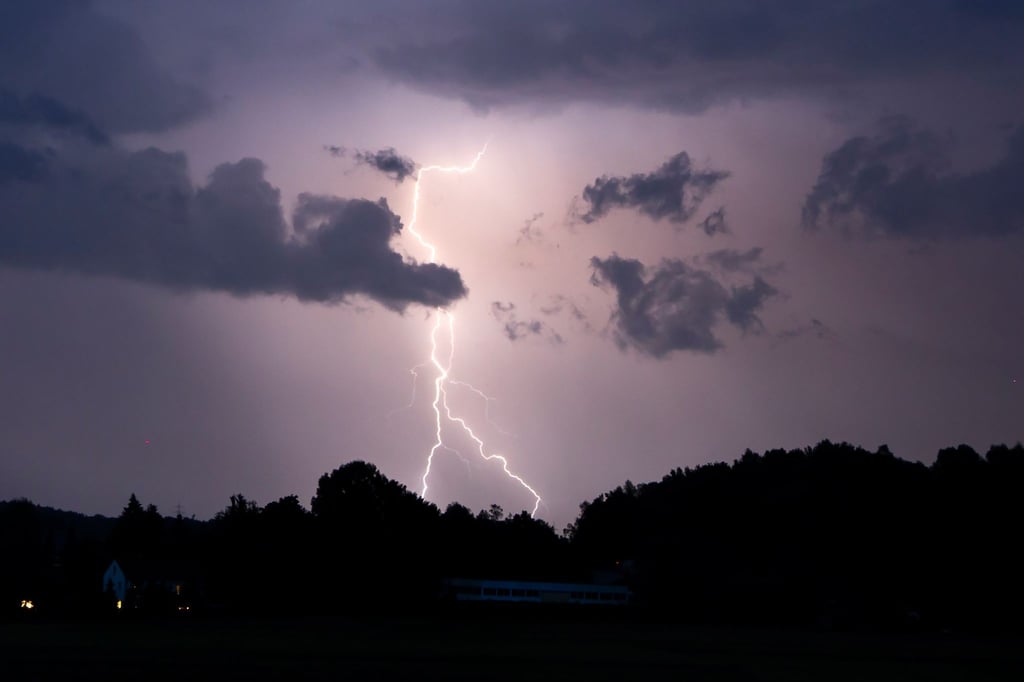 Der Deutsche Wetterdienst hat am Montag für mehrere Landkreise in Sachsen-Anhalt eine amtliche Warnung vor starken Gewittern veröffentlicht.
