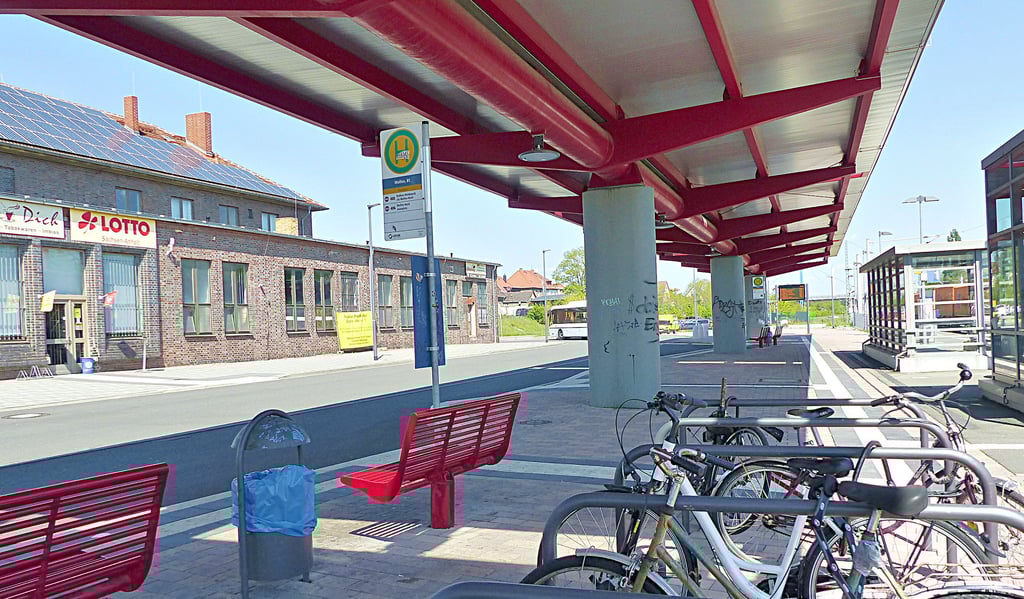 Graffiti an den Säulen, herrenlose defekte Fahrräder – am Wolfener Bahnhof kommt es immer wieder zu Sachbeschädigungen.