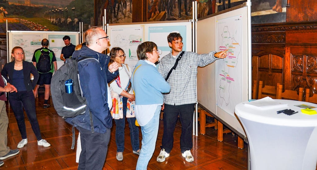 Vinzenz Rosenberg vom Planungsbüro erläuterte im Festsaal des Rathauses die bisherigen Ideen zur Stadtentwicklung an Stelltafeln.