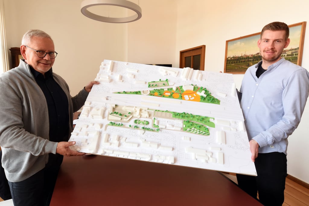 Köthens Oberbürgermeister Bernd Hauschild und Antonin Brünner mit dem Bahnhofsmodell.