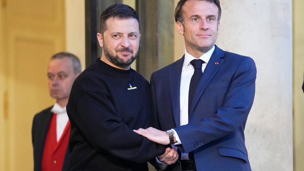 Der französische Präsident Emmanuel Macron (r) begrüßt den ukrainischen Präsidenten Wolodymyr Selenskyj im Elysee-Palast.