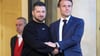 Der französische Präsident Emmanuel Macron (r) begrüßt den ukrainischen Präsidenten Wolodymyr Selenskyj im Elysee-Palast.