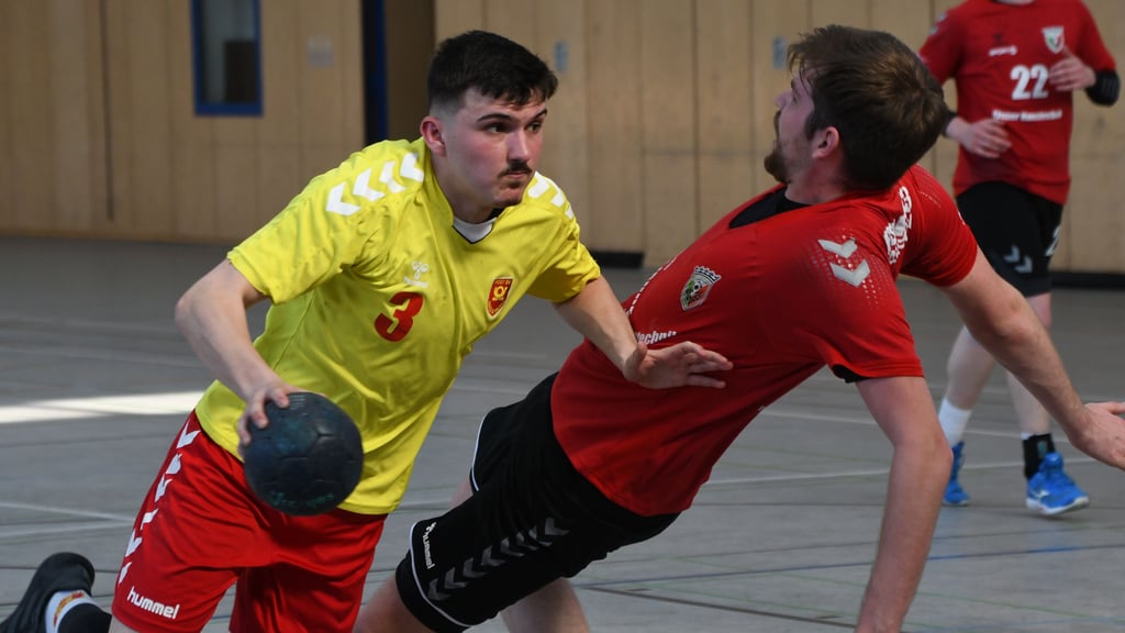 Die besten Schützen ihrer Teams im Duell: Ben Streißenberger (am Ball) erzielte zum Saisonabschluss vier, Till Wagner sechs Treffer. Zur neuen Saison werden sich die Postler und der BSV 93 personell womöglich neu aufstellen – in unterschiedlichen Ligen.