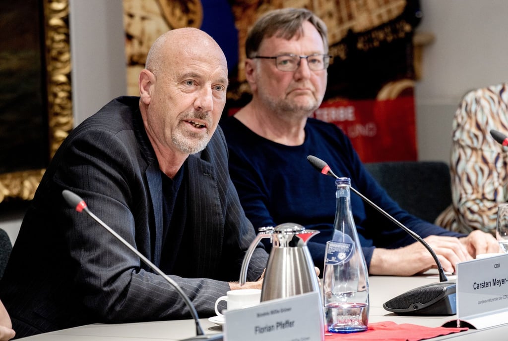 Carsten Meyer-Heder (l), Landesvorsitzender der CDU in Bremen, und Reinhold Wetjen, Landesvorsitzender der SPD in Bremen.