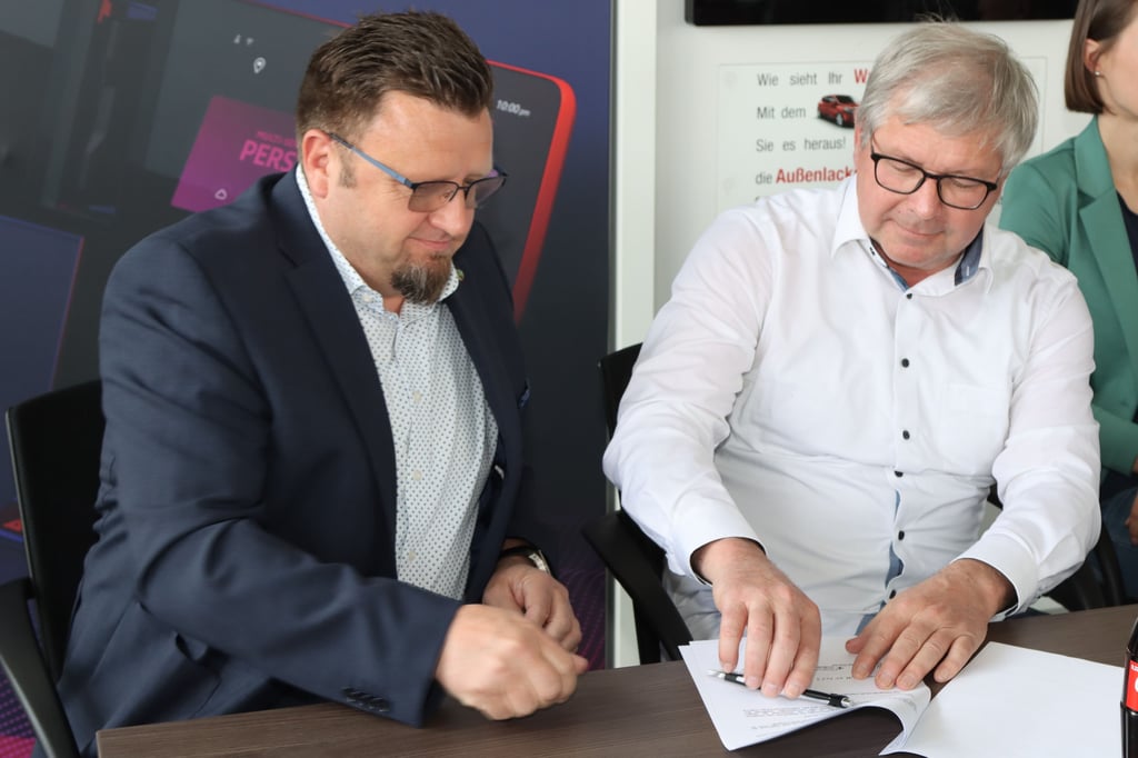 Autohaus-Geschäftsführer Peter Richter (l.) und Vereinspräsident Michael Eisel unterschreiben eine Sponsoringvereinbarung