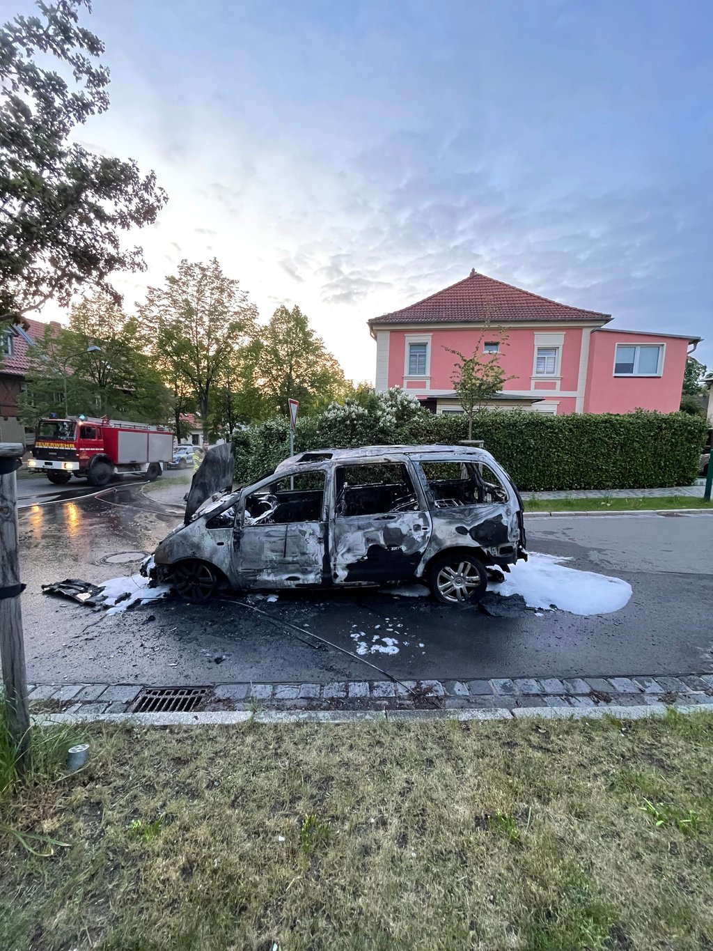 Dieser VW Sharan wurde erst in Ballenstedt gestohlen, dann brannte er ab.