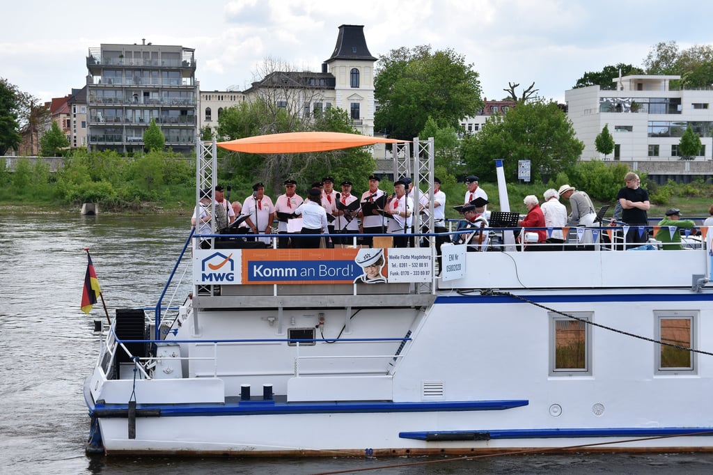 Vom Schiff aus erfreute der Shanty-Chor Schönebeck die Besucher des Elbefestes mit Seemansliedern. So unter anderem "Nimm uns mit, Kapitän, auf die Reise".