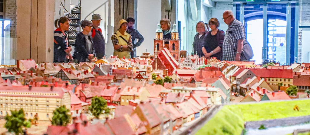 Zum Tag der Städtebauförderung am 13. Mai in Wittenberg gab es unter anderem Führungen im Museum im Zeughaus am historischen Stadtmodell. 2023 jährt sich zum 150. Mal die Entfestigung der Stadt. Damals entstanden die grünen Wallanlagen, die es bis heute gibt.