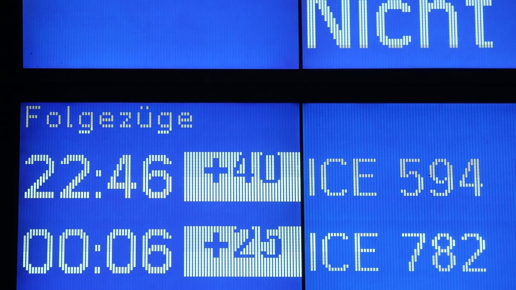 Am Montag werde ein Drittel der geplanten Fernzüge nicht verkehren, teilte die Bahn bereits am Sonntag mit.