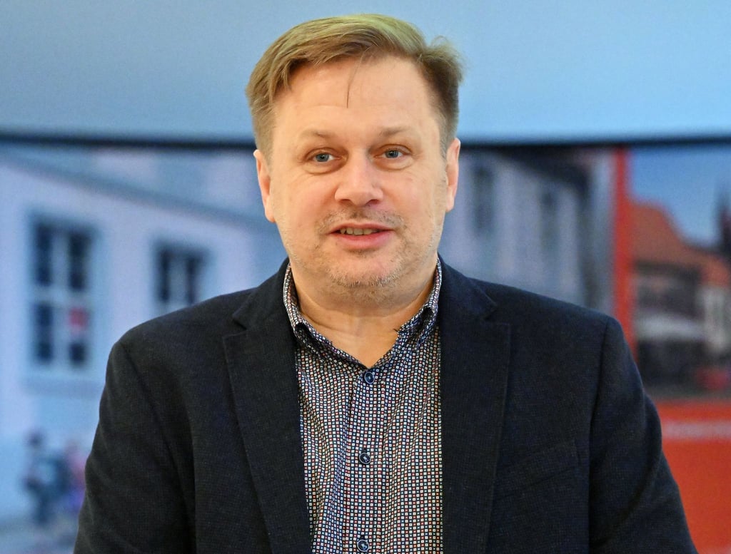 Frank Steffen, Vorsitzender der Arbeitsgemeinschaft, spricht auf der Pressekonferenz.