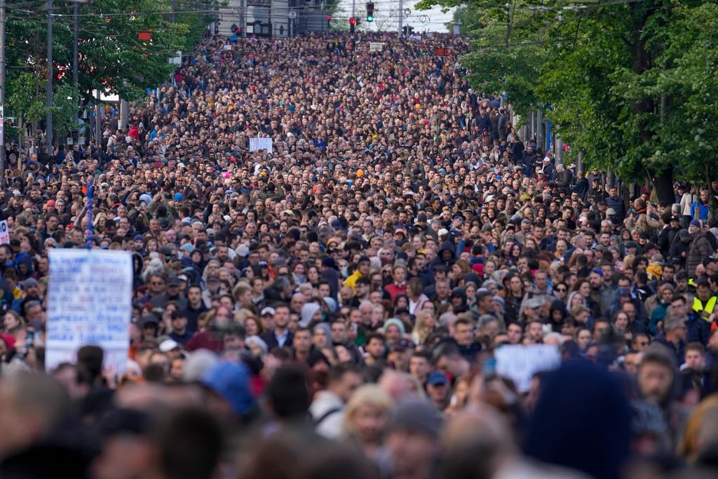Während einer Demonstration gegen Gewalt: Menschen blockieren in Belgrad eine Autobahn.