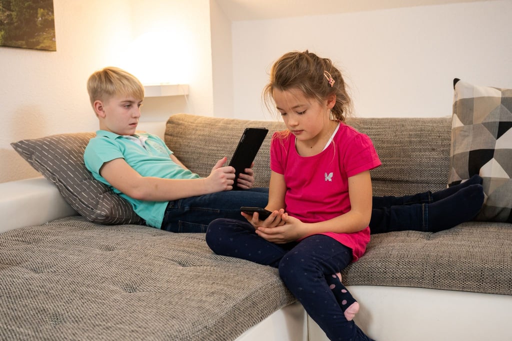 Zu viel Zeit am Bildschirm kann die Gehirnentwicklung von Kindern beeinflussen, zum Beispiel, wenn es um den Wortschatz geht.