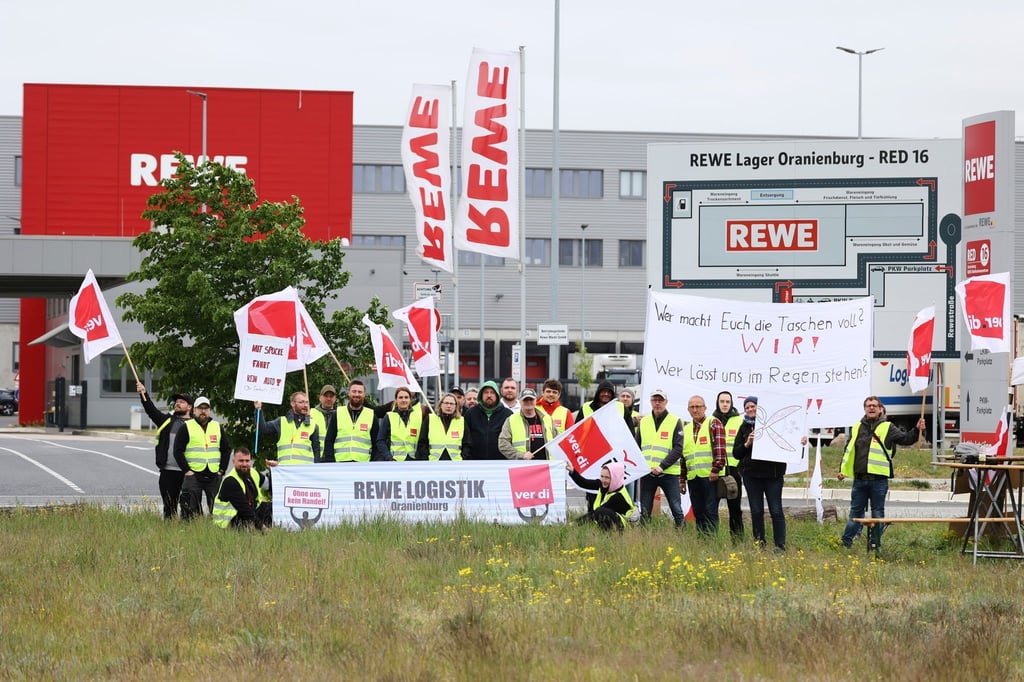 Eine Warnstreikkundgebung findet vor einem Rewe-Lager statt.