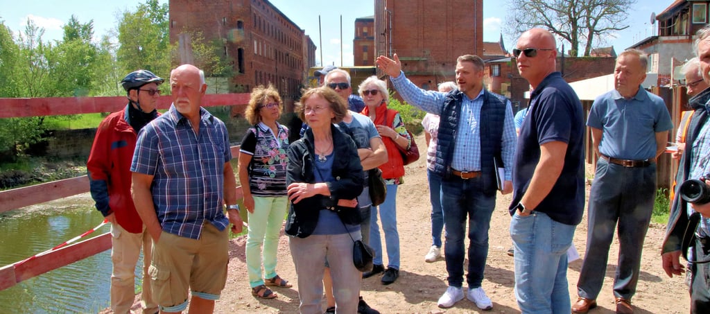 Bürgermeister Sven Hause (Mitte) erklärt hier den Calbenser Bürgern die teuerste Baustelle im Rahmen der Schadensbeseitigung des Hochwassers. Auf einer Länge von 320 Meter erhält der Mühlgraben eine neue Mauer. Sie ist für den Hochwasserfall bemessen und entsprechend stark gebaut.