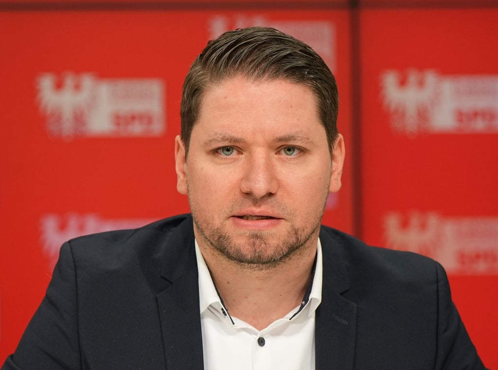Ludwig Scheetz, Parlamentarischer Geschäftsführer der SPD-Fraktion, während einer Pressekonferenz.