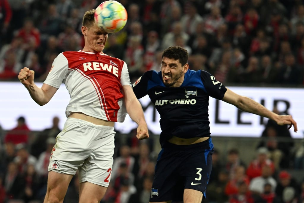 Kölns Steffen Tigges (l) und Herthas Agustín Rogel kämpfen um den Ball.