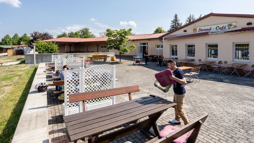 Das Strand-Café im Naherholungszentrum in Prettin bereitet sich für die Ausflügler vor.