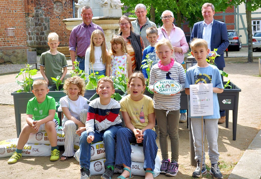 Auch im Osterburger Hort soll gegärtnert werden. Diese Mädchen und Jungen nahmen auf dem Kleinen Markt von der Gartenakademie Sachsen-Anhalt Blumenerde und bepflanzte Hochbeetkästen in Empfang.