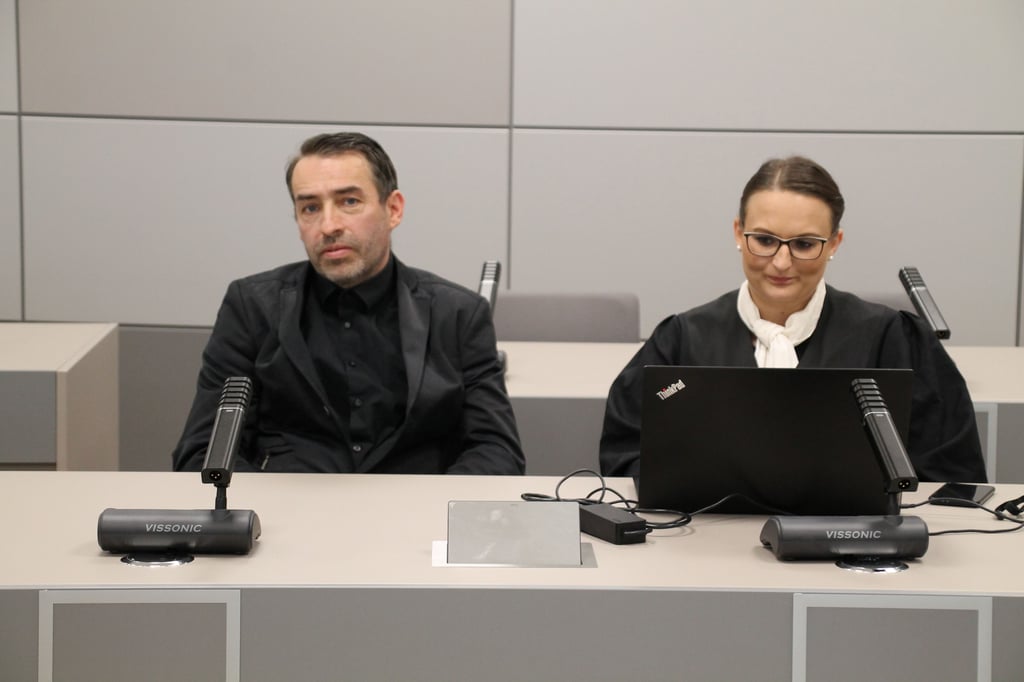Sven Liebich neben seiner Verteidigerin beim Prozessauftakt am 16. Mai im Amtsgericht Halle.