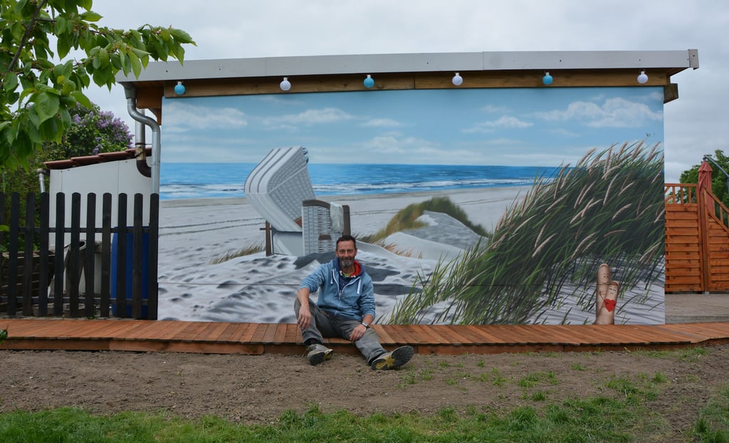 Fast hört man das Meeresrauschen: Sven Tröst vor seinem Ostsee-Bild in der Seehäuser Gartensparte „Am Ess“. Abends mit Sonnenuntergang.