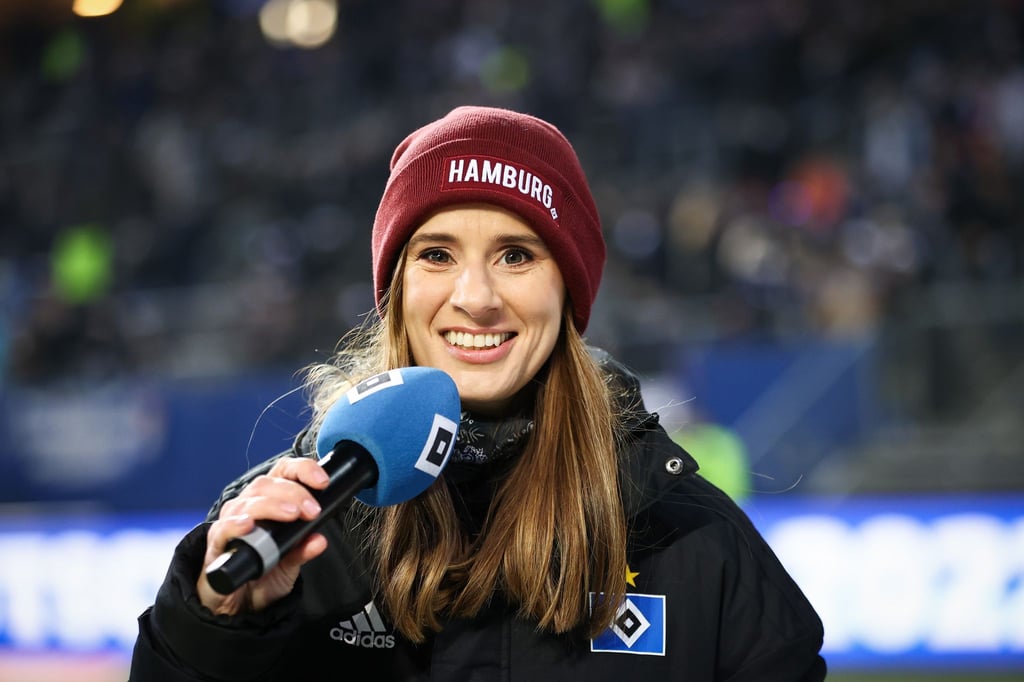 Christina Rann, Stadionsprecherin des Hamburger SV, steht nach dem Spiel auf dem Rasen.