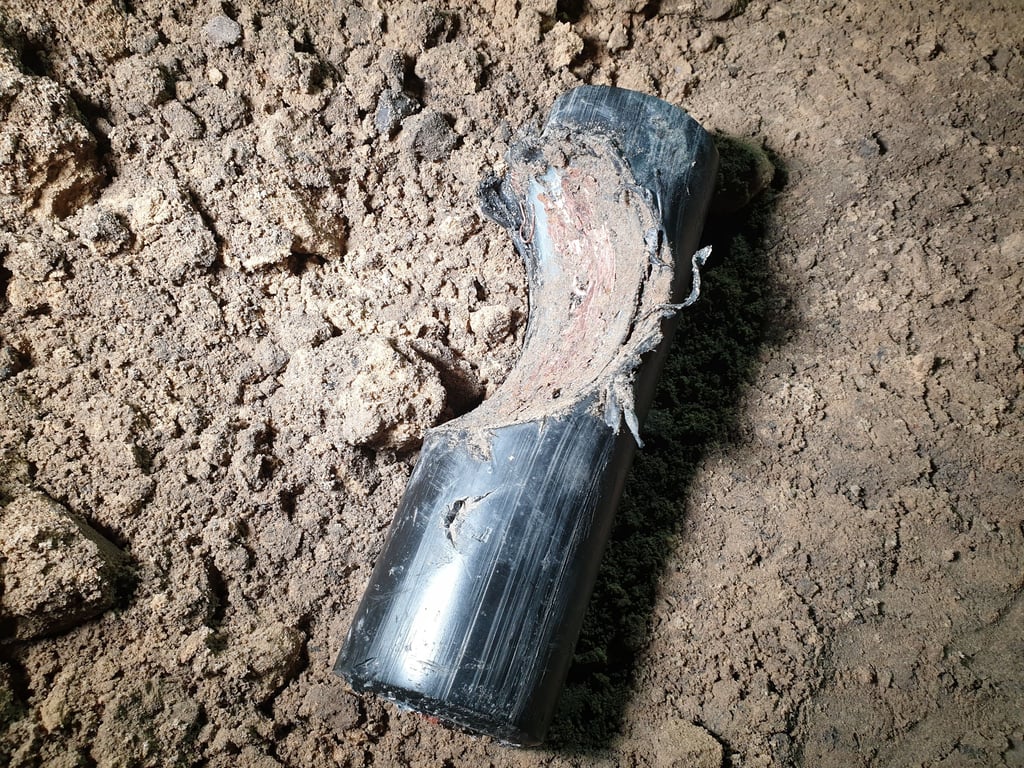 Ein beschädigtes Kabel wie auf dem Symbolbild war die Ursache für den Stromausfall in Genthins Innenstadt.