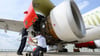 Mitarbeiter der EFW Elbe Flugzeugwerke GmbH arbeiten am Triebwerk eines Airbus A330.