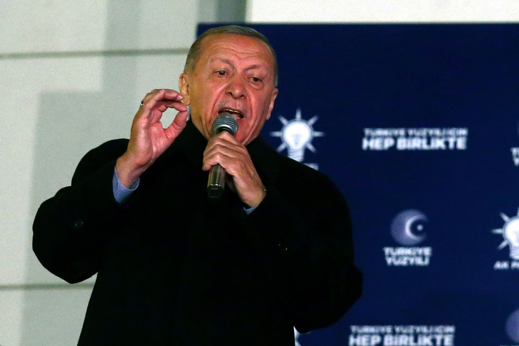 Der türkische Präsident Recep Tayyip Erdogan hält nach der Präsidentenwahl eine Rede in der Parteizentrale in Ankara.