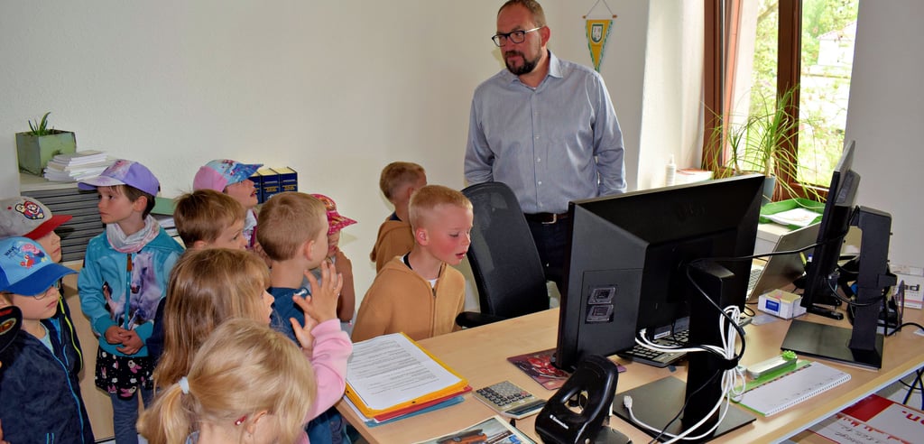 Den Schreibtisch von Bürgermeister Kay Gericke besahen sich die Kinder aus der Kita "Rappelkiste" im Biederitzer Rathaus.