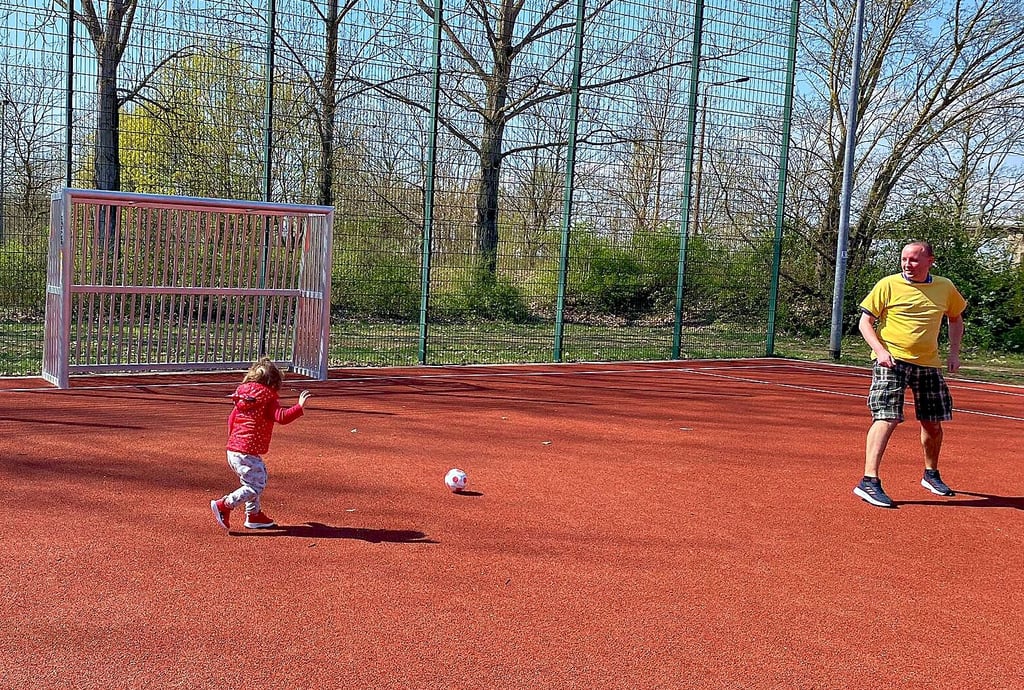 Olvenstedt-Cup-Organisator Dominik Jirschik übt schon auf dem neu gestalteten Bolzplatz in Magdeburg an der Hans-Grade-Straße.