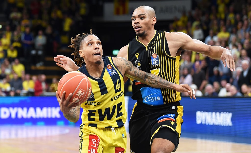 Oldenburgs DeWayne Russel (l) in Aktion gegen Ludwigsburgs Shonn Miller.