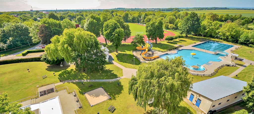 Noch präsentiert sich das Spaßbad in Wanzleben aus der Vogelperspektive ruhih und still. Der Frühling lässt es in einem wunderschönen grünen Kleid erstrahlen. Schon bald sollen sich aber hier die besucher tummeln können