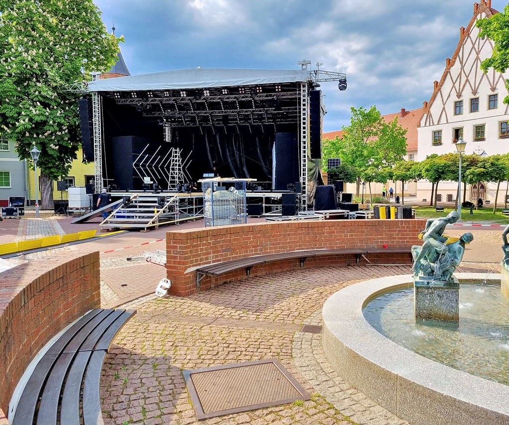 Die große Bühne für die MDR-Live-Show vom Marktplatz in Aken ist zu großen Teilen aufgebaut.