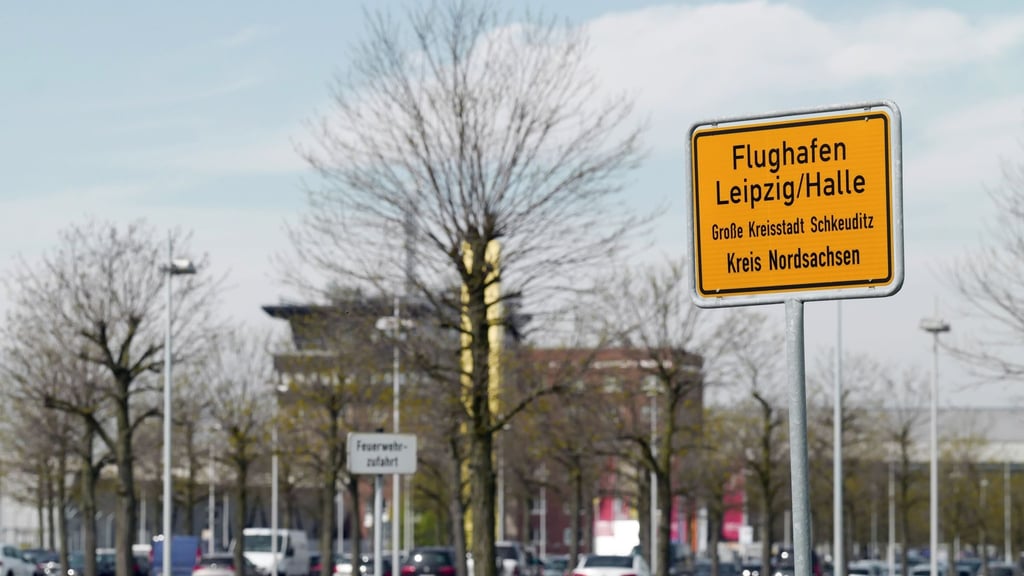 Das Ortsschild "Flughafen Leipzig/Halle, Große Kreisstadt Schkeuditz, Kreis Nordsachsen".
