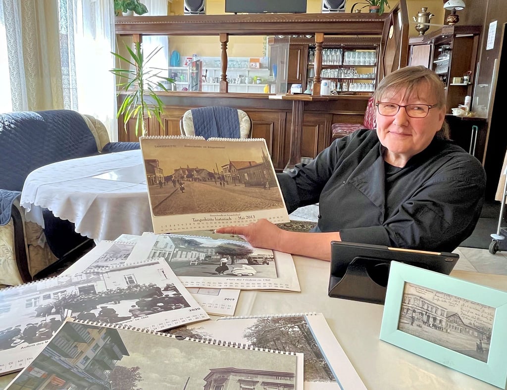 Elke Giebeler mit historischen Aufnahmen ihrer Gastwirtschaft „Bismarckstuben“. Als der Tresen im Hintergrund ausgesucht wurde, fand sich auch der Name für die Gaststätte mitten in Tangerhütte.