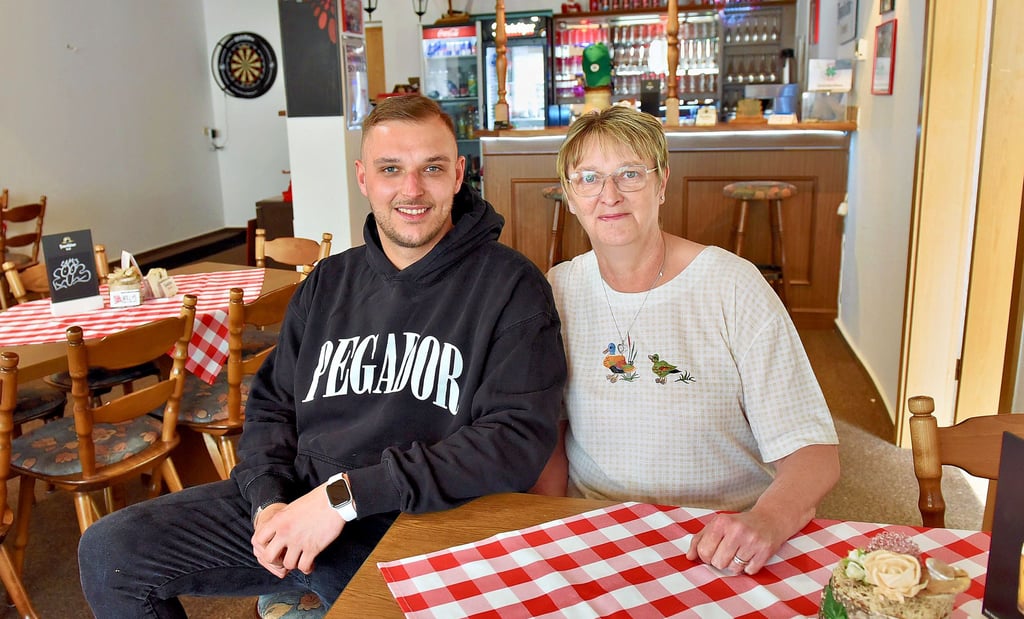 Cornelia Kludaß wird von Sohn Oliver unterstützt, seitdem ihr Mann schon längere Zeit krankheitsbedingt ausfällt.