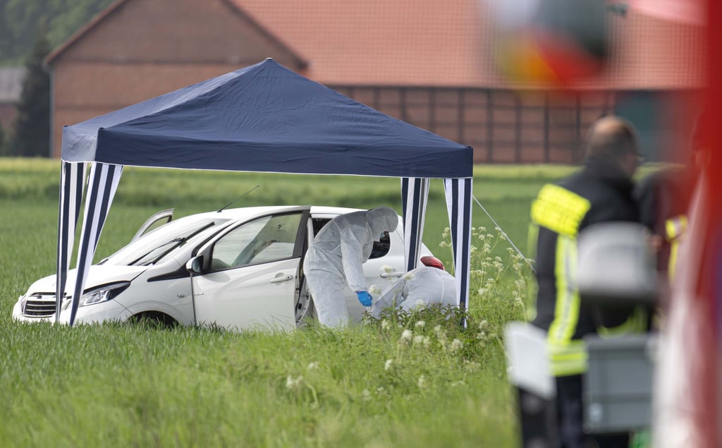 Mitarbeiter der Spurensicherung untersuchen ein Auto, das auf der K71 von der Fahrbahn abgekommen war.