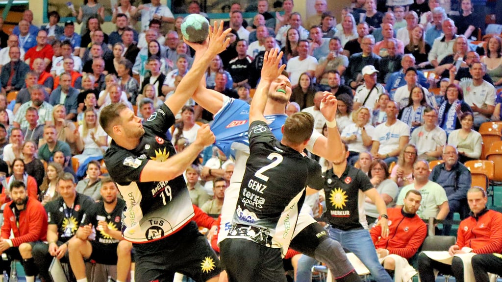Die DRHV-Werfer wie Timo Löser (blaues Trikot) hatten am Samstagabend gegen die robusten Abwehrspieler des TuS N-Lübbecke einen schweren Stand.