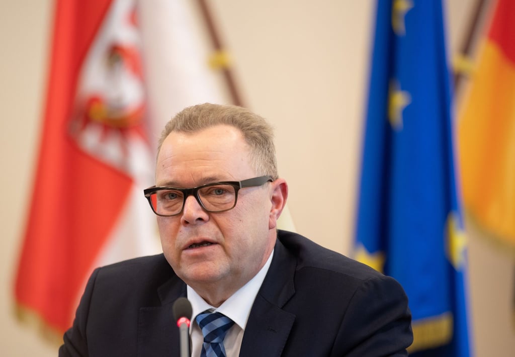 Michael Stübgen (CDU), Innenminister von Brandenburg, während einer Pressekonferenz.E