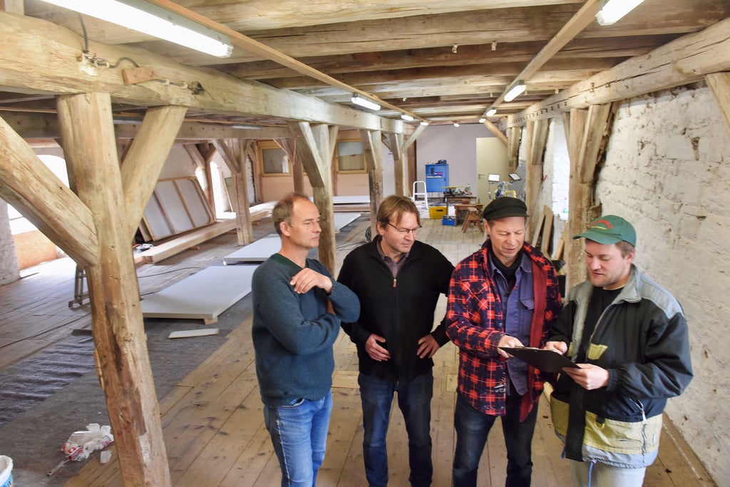 Daniel Herrmann, Chef der Werkleitz Gesellschaft, Novalis-Museumschef Steffen Schmidt sowie die Werkleitz-Mitarbeiter Jörg Drefs und Simon Krauthein (v.li.) bei den letzten Absprachen zur Organisation des Festivals, das vom 2. bis 18. Juni auf dem Schlossgelände in Wiederstedt stattfindet.
