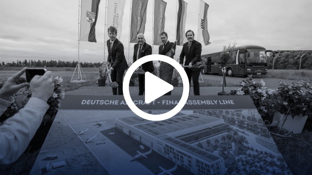 Flughafen-Chef Götz Ahmelmann (l-r), Deutsche-Aircraft-Geschäftsführer Dave Jackson, Sachsens Ministerpräsident Michael Kretschmer (CDU) und Daniel Riedel, Referatsleiter Luftfahrt aus dem Bundeswirtschaftsministerium nehmen am Dienstag gemeinsam den Spatenstich für das neue Flugzeugwerk vor.