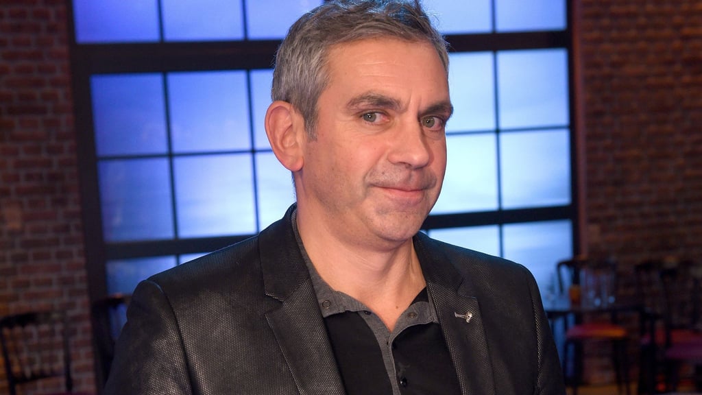 Der Autor Wladimir Kaminer steht in einem Fernsehstudio.