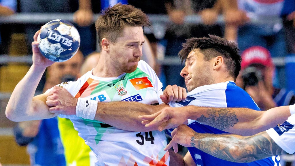 Magdeburgs Michael Damgaard (l.) und Plocks Abel Serio Guntin kämpften bereits im Hinspiel um jeden Ball.