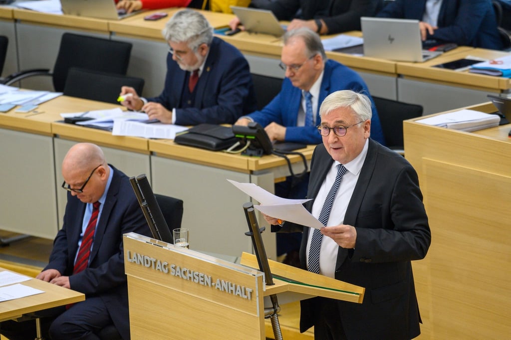 Sachsen-Anhalts Finanzminister Michael Richter (CDU) hält eine Rede im Landtag.