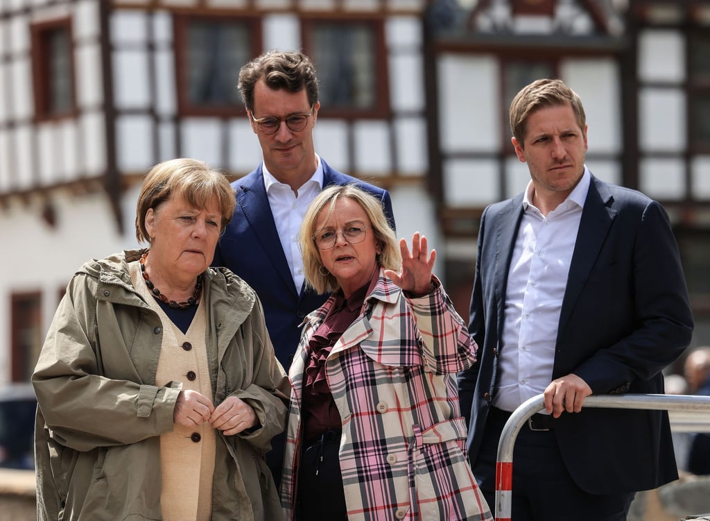 Altkanzlerin Angela Merkel (l-r), NRW-Ministerpräsident Hendrik Wüst, Bürgermeisterin Sabine Preiser-Marian und Landrat Markus Ramers in Bad Münstereifel.