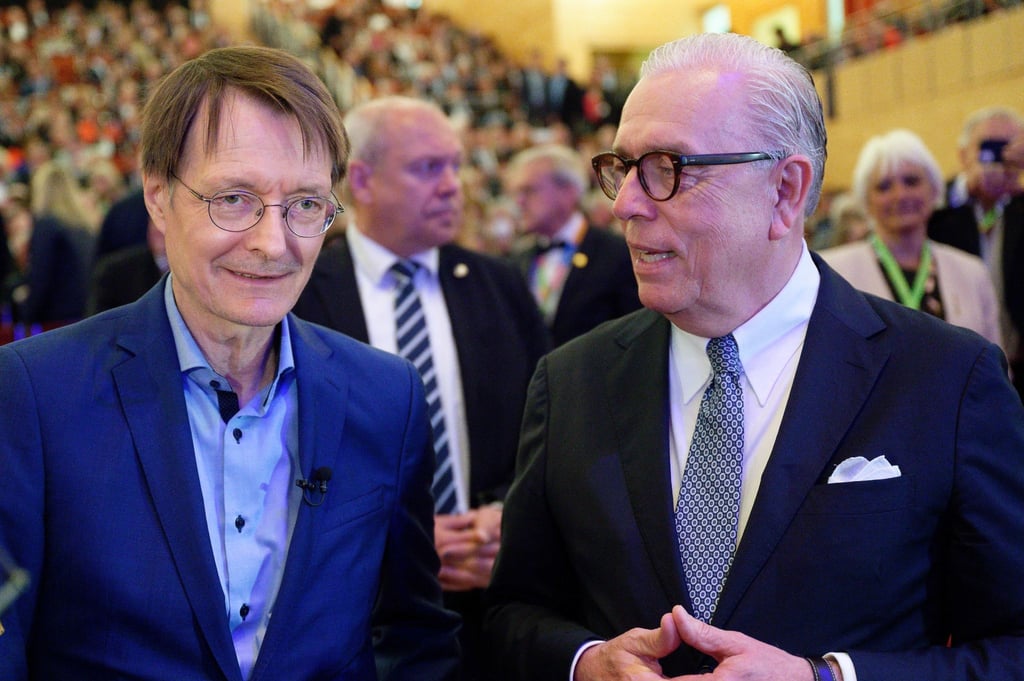 Bundesgesundheitsminister Karl Lauterbach (l) und Ärztekammerpräsident Klaus Reinhardt beim Deutschen Ärztetag in Essen.