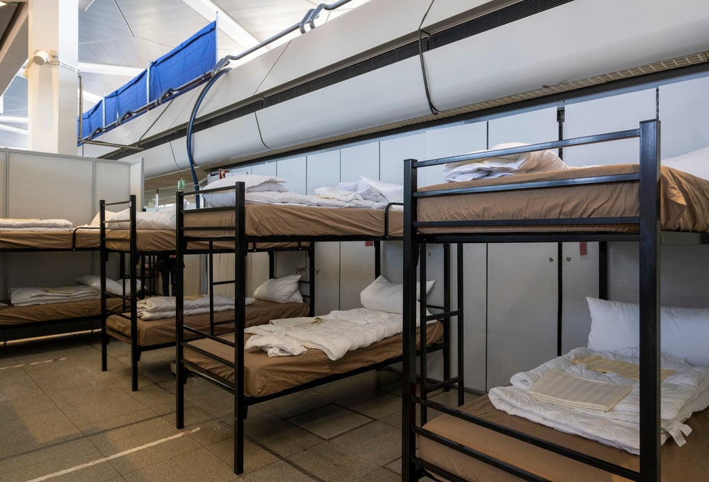 Stockbetten stehen in einer Flüchtlingsunterkunft.