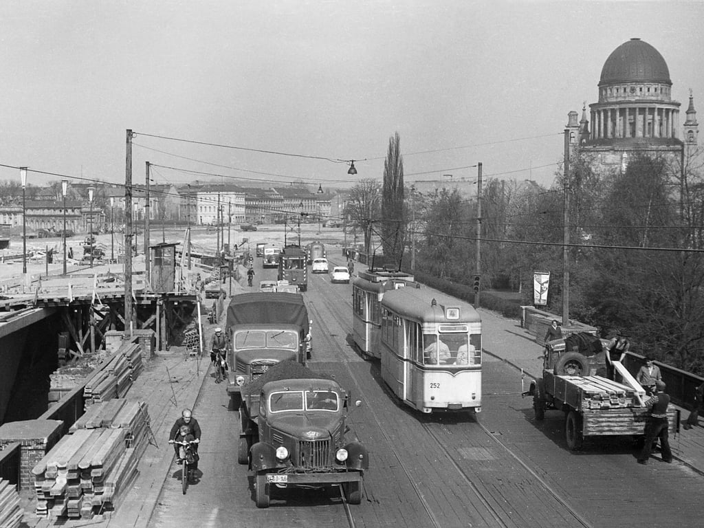 Eine Fotografie von Werner Taag von 1961 zeigt die alte und neue Lange Brücke in Potsdam.